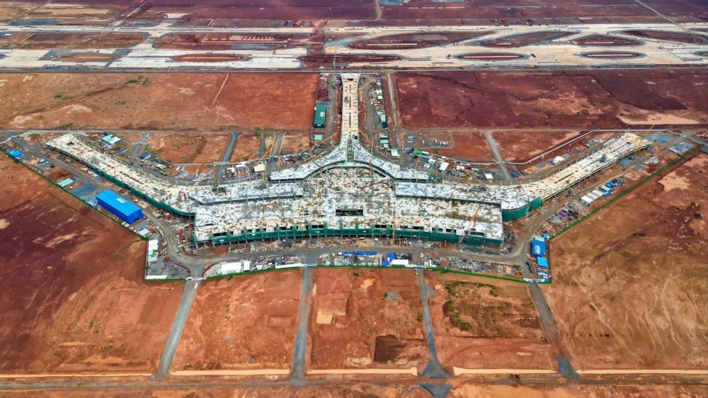 Toàn cảnh công trường sân bay Quốc tế Long Thành nhìn từ flycam năm 2026, nền đất vùng lõi đô thị xung quanh sân bay đang được san lấp và phân lô