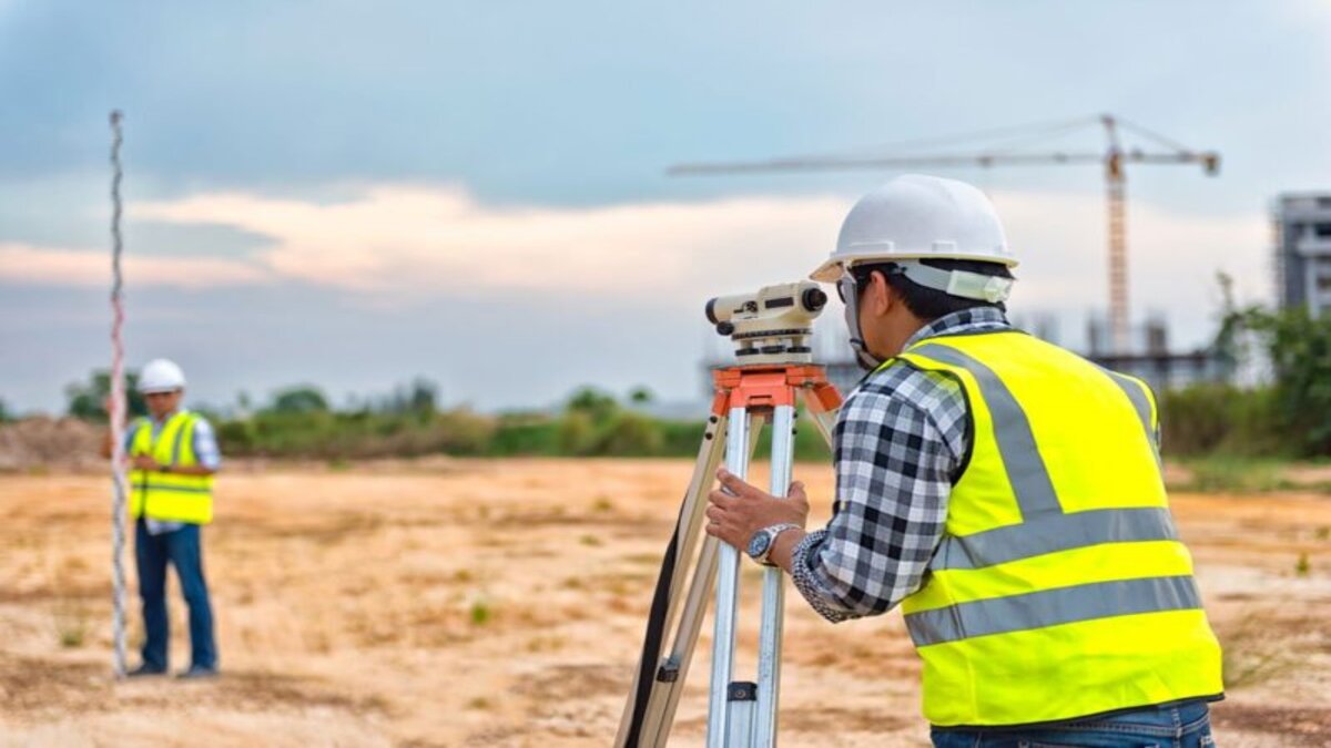 Đội kỹ sư Đo Đạc Đồng Nai sử dụng máy thu GNSS RTK Leica GS18T và máy toàn đạc Topcon triển khai đo đạc tổng thể dọc hành lang tuyến đường mở rộng tại khu vực thành phố Biên Hòa tỉnh Đồng Nai