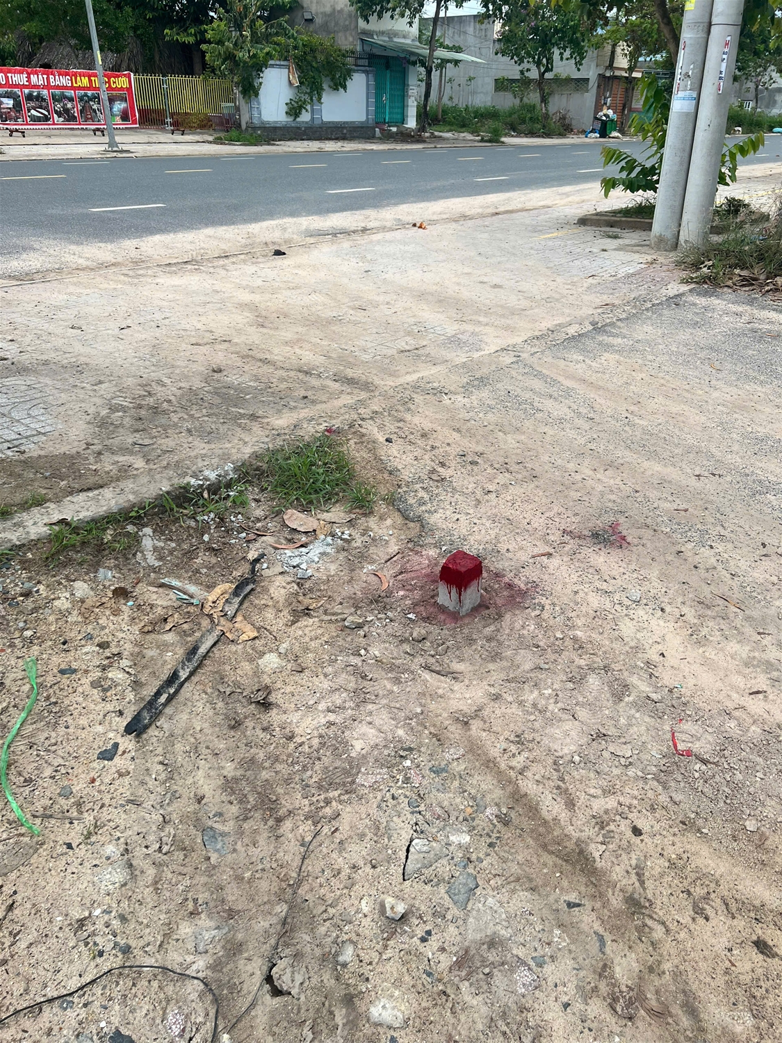 Kỹ sư trắc địa đang đo kiểm tra ranh giới thực địa và đối chiếu với bản đồ địa chính trên thiết bị máy tính bảng tại khu đất phân lô ven sông Long Thành, Đồng Nai